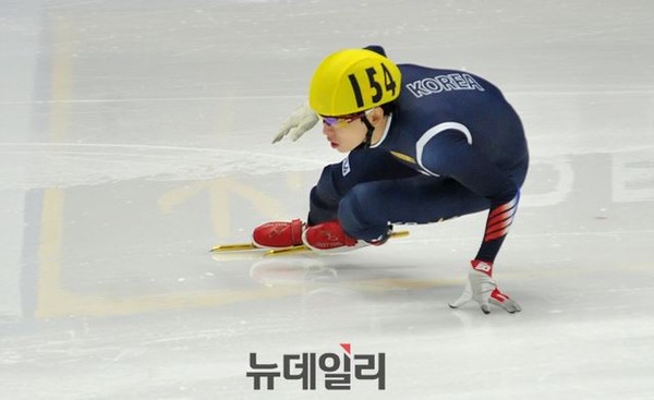 ▲ 쇼트트랙 남자 3,000m 금메달을 차지한 이정수(154번) 단독 질수를 하고 있다.ⓒ뉴데일리 이종현 사진기자