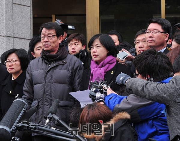 ▲ 19일 오전 서울 종로구 헌법재판소에서 해산 결정 후 이정희 대표가 기자회견을 열고 있다.ⓒ뉴데일리 정재훈 기자