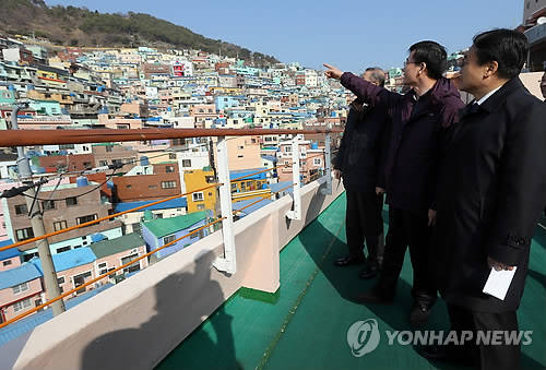 ▲ 국토부 도시정책관이 부산 도시재생사업지를 둘러보고 있다.ⓒ연합뉴스