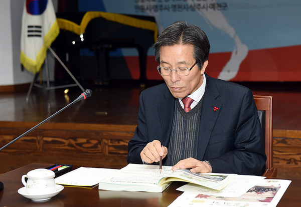 ▲ 문경시가 '2014미래비전 전략회의 추진상황 보고회’를 시청 대회의실에서 개최한 가운데 고윤환 문경시장이 올 한해 동안 추진한 시정발전 주요과제에 대해 점검하고 있다ⓒ  문경시 제공