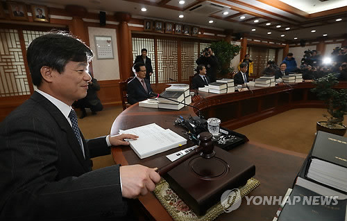 ▲ 22일 오전 경기도 과천 중앙선거관리위원회에서 열린 제18차 중앙선거관리위원회 전체위원회의에서 이인복 중앙선거관리위원회 위원장이 개회 선언을 하고 있다.ⓒ 사진 연합뉴스