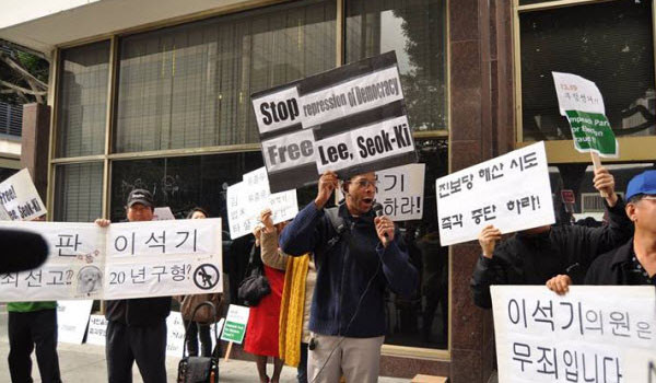 ▲ 지난 2월 8일 이석기의 무죄를 주장하는 세력들이 LA에서 벌인 시위 모습. 가운데 흑인이 존 파커 WWP 대표다. 이날 시위는 'LA시국회의'가 주도한 것으로 알려져 있다. ⓒLA시국회의 페이스북 캡쳐