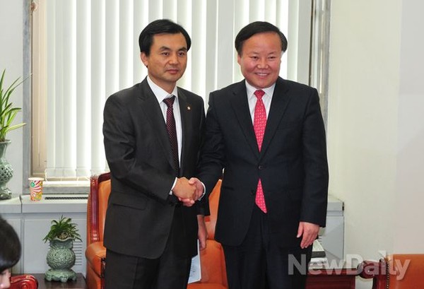 ▲ 새정치민주연합 안규백 원내수석부대표와 새누리당 김재원 원내수석부대표(사진 왼쪽부터). ⓒ뉴데일리 이종현 기자