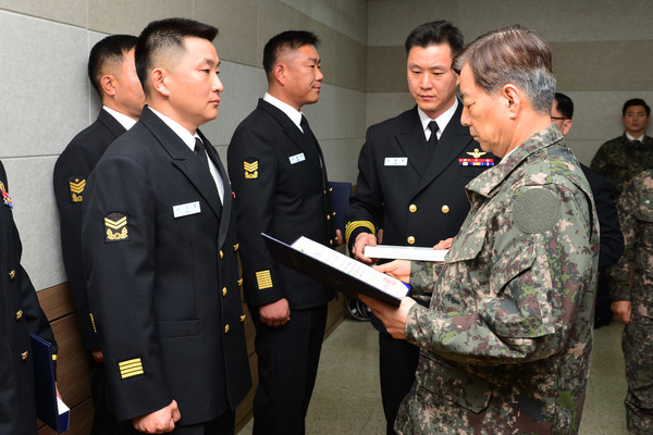 ▲ 22일 한민구 국방부장관이 세월호 탐색구조작전에 참가한 이국철 중사(부사관 171기)에게 장관 표창을 수여하고 있다.ⓒ국방부