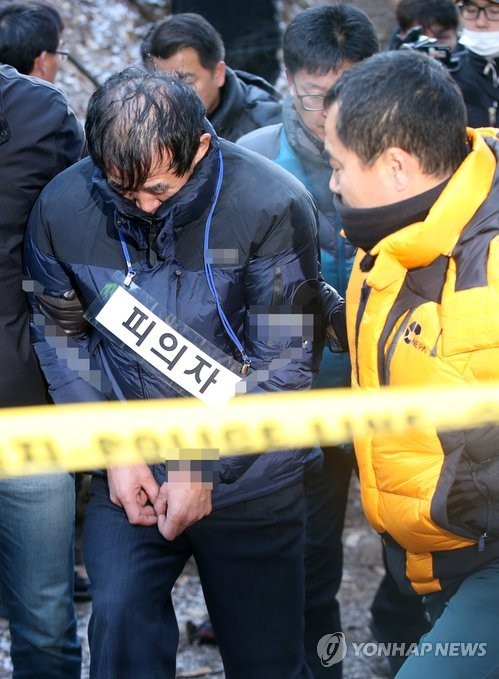 ▲ 팔달산 토막살인 피의자 박춘봉이 토막 시신을 유기하는 모습을 재연하는 현장 검증이 실시되고 있다. ⓒ연합뉴스 사진