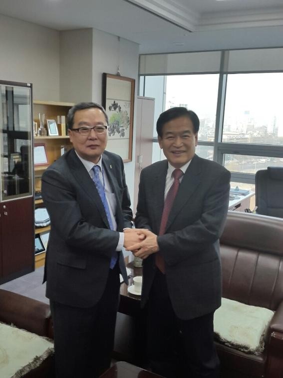 ▲ 서상기 의원을 방문해 도남지구 사업 착수를 보고한 LH 이재영 사장(오른쪽)ⓒ서상기 의원실 제공