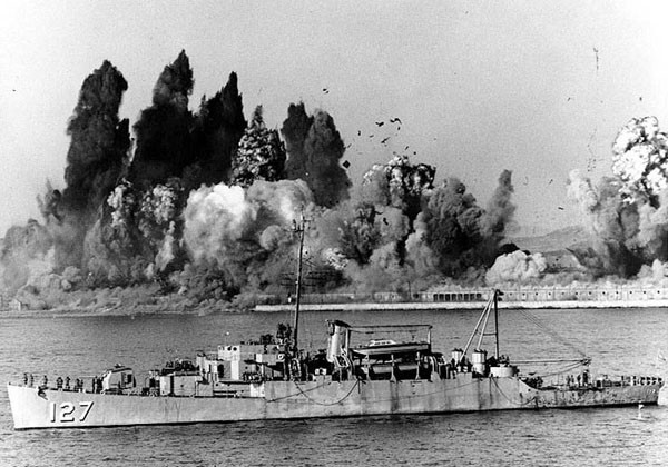 ▲ 모든 유엔군과 피난민이 철수한 뒤 흥남부두가 폭파되는 모습을 지켜보는 美해군 비고르(Begor)호. ⓒ 한국전 60주년 기념 블로그