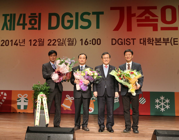 ▲ 디지스트 한주탁 기획·홍보실장, 우성호 책임연구원, 신성철 총장, 은용순 정보통신융합공학전공 교수(좌로 부터)가 22일 올해의 디지스트인 상 수상 후 기념촬영을 하고 있다.ⓒ디지스트 제공