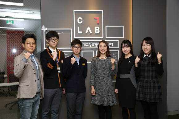 ▲ 22일 대구 무역회관에서 열린 C-Lab 출범식에서 최종 선발된 18개 팀 중 4개 팀 대표들이 기념촬영을 하고 있다. 왼쪽부터 은석훈씨(슈퍼스트링 대표), 박상욱(세종국제고2)/이동헌군(충북고2), 기계현씨(토들즈 대표), 박영은/주상희씨(숙명여대2) ⓒ삼성전자