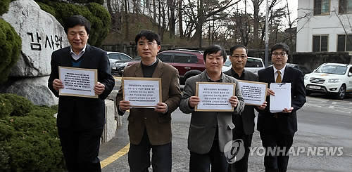 ▲ 금융소비자연맹이 2014년 금융소비자 10대 뉴스를 발표했다. 사진은 조연행 금융소비자연맹 상임대표(사진 오른쪽 첫번째) 등 시민단체 관계자들이 '생명보험협회의 개인건강 관련 정보 과잉 수집 및 활용' 관련 지난 3월 감사원에 감사를 청구한 모습. ⓒ 연합뉴스