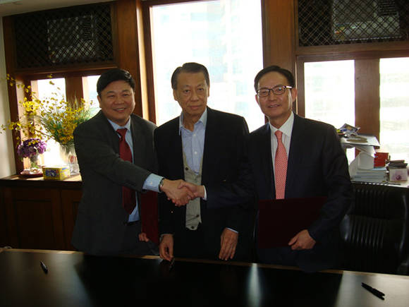 ▲ 좌측부터 린신위 Fuhai wind farm Corporation 사장, 첸종타오 홍콩 공증 법인 대표, 박용화 KT서브마린 대표이사.ⓒKT