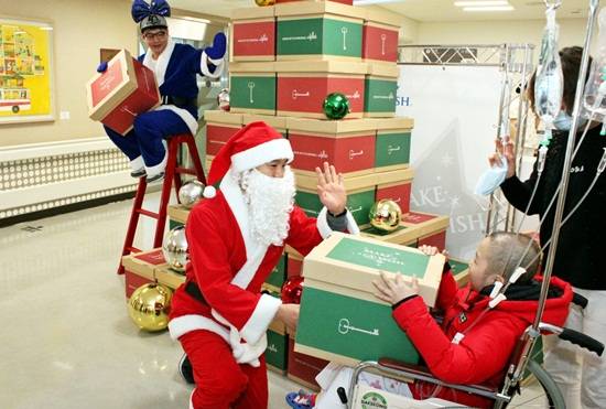 ▲ 갤러리아백화점 봉사단이 22일, 한국메이크어위시재단과 함께 세브란스병원(연세암병원)을 방문해 입원 난치병 환아들을 위한 나눔 트리를 설치하고 크리스마스 선물을 전달했다. 현재 갤러리아백화점은 임직원과 협력업체, 고객의 기부 물품을 박스에 담아 트리 형태로 적재하는 ‘나눔 트리’를 운영하고 있다. ⓒ갤러리아백화점