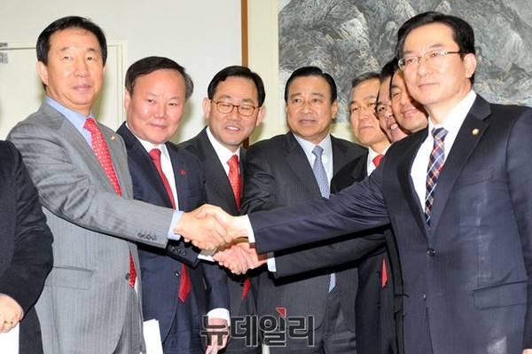 ▲ 이완구 새누리당 원내대표와 우윤근 새정치민주연합 원내대표를 비롯한 여야 원내지도부가 23일 오전 서울 국회 운영위원장실에서 주례회동을 갖고 인사를 하고 있다.ⓒ뉴데일리 이종현 기자