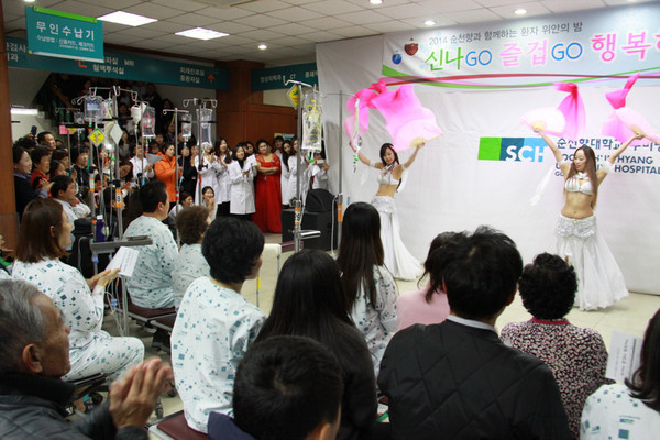 ▲ 간호사들의 화려한 밸리댄스. ⓒ순천향대 구미병원 제공