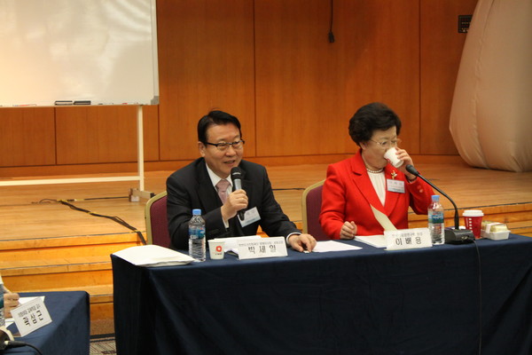 ▲ 좌장을 맡은 이배용 한국학중앙연구원 원장(右)과 주제발표를 맡은 박세일 한반도 선진화재단 상임고문(左) ⓒ한국선진화포럼 사진