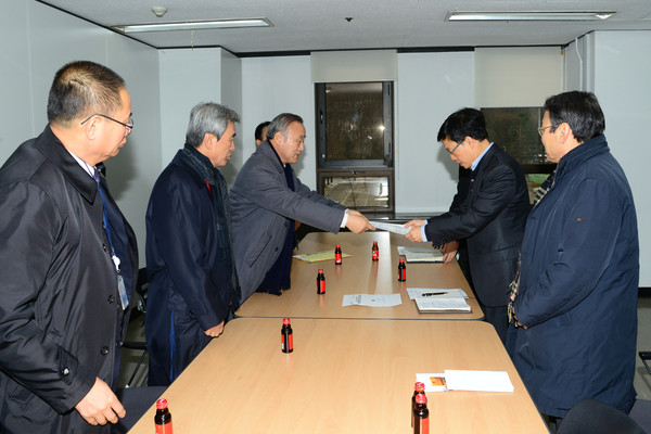 ▲ ‘원해연 경주유치위원회(위원장 최양식 경주시장)는 23일 원해연 유치 서명서 건의문 전달을 미래창조과학부 신재식과장에게 전달하고 있다.ⓒ경북도 제공