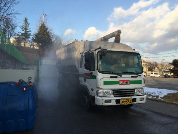 ▲ 문경시가 가축질병 예방 및 사전차단을 위한 소독을 실시하고 있다ⓒ 문경시 제공