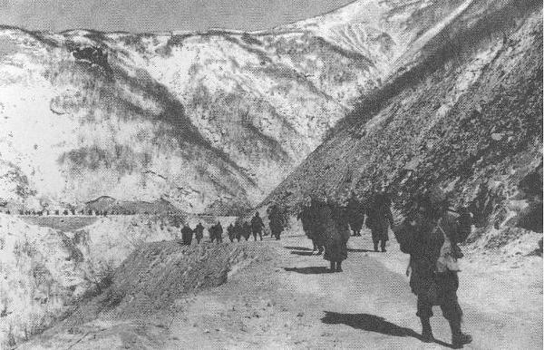 ▲ 중과부적의 중공군에 맞서 돌파구를 찾기 위해 일시 후퇴하는 美해병 1사단. ⓒ6.25전쟁 기념사업회 블로그