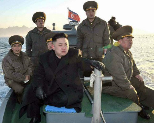 ▲ "나도 이대로 탈북할까…. 독도 주변가면 남조선에서 구해준다던데." 졸개들 사이에서 고민 중인 정은이. ⓒ北선전매체 캡쳐