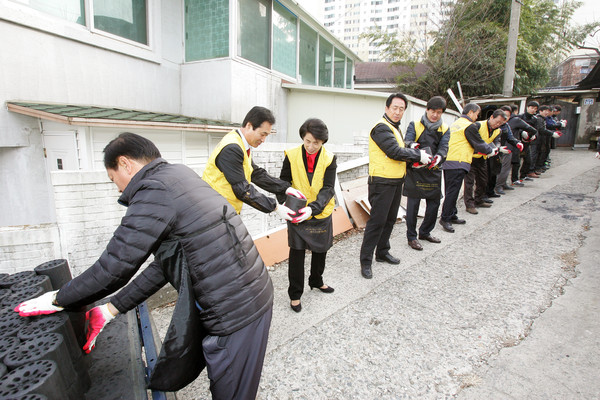 ▲ 대구시의회는 23일 연탄 1만8천장을 수성구 지역 기초생활 대상자 세대에 직접 전달했다.ⓒ시의회 제공