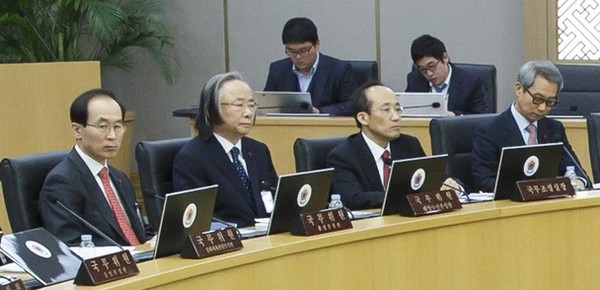 ▲ 이주영 전 해양수산부 장관이 23일 마지막 국무회의에 참석하고 있는 모습. 왼쪽에서 두번째. ⓒ뉴데일리(청와대 제공)