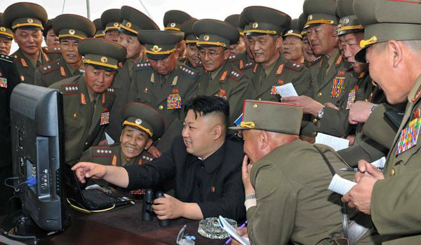 북한에서 인터넷이 잘 될 때 정은이 표정. 야동을 보는 건지 악성댓글을 다는 건지는 알 수 없다. ⓒ北선전매체 캡쳐