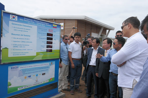 ▲ 지난 22일(현지시간) 갈라파고스 태양광 발전소 준공식에 참석한 한-에콰도르 양국 관계자들. ⓒKOICA 제공