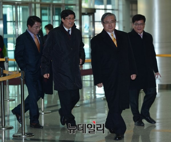 ▲ 경의선 남북출입경사무소(CIQ)로 들어서는 김성재 前문광부 장관. 박지원 대신 김대중 평화센터 방북단을 이끌었다. ⓒ뉴데일리 정상윤 기자