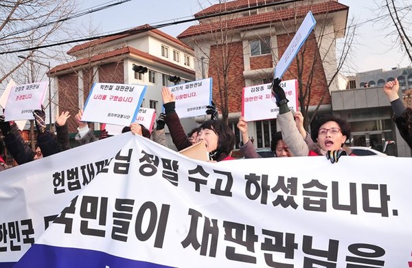 ▲ 24일, 엄마부대봉사단이 마지막으로 헌법재판소에 모여 통진당 해산 선고를 환호했다.ⓒ 뉴데일리 정재훈 사진기자