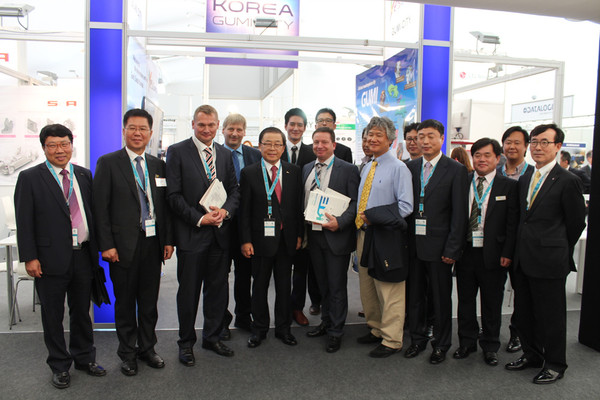 ▲ 시민대상 설문조사에서 구미시정 1위를 차지한 폭스바겐 국제자동차부품박람회(IZB) 격년 개최 합의 등 독일 투자유치단 성과 사진. ⓒ구미시 제공