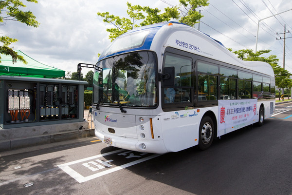 ▲ 세계 최초 무선충전 전기버스 정식 운행(4위)  ⓒ구미시 제공