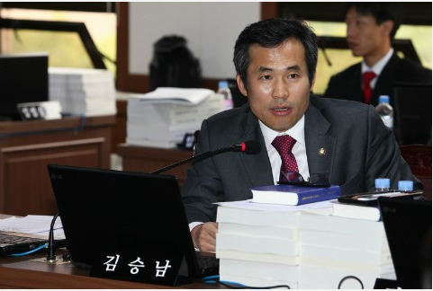 ▲ '지방선거 4월로 앞당기자' 당론으로 추진키로 한 새정치민주연합 김승남 의원. ⓒ 김승남 의원 블로그