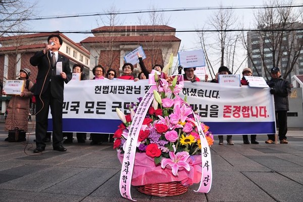 ▲ 엄마부대봉사단이 헌법재판관들을 위해 감사의 꽃다발을 준비했다.ⓒ 뉴데일리 정재훈 사진기자