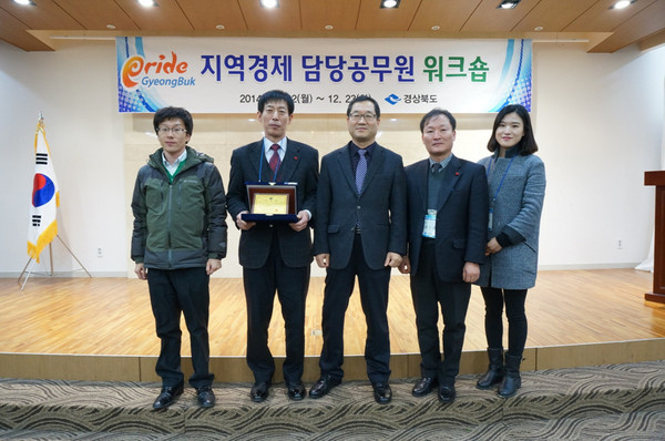 ▲ 상주시가 도 지역특화발전특구 운영성과 평가에서 도내 우수특구로 선정돼 표창패와 함께 시상금 100만원을 받았다ⓒ상주시 제공