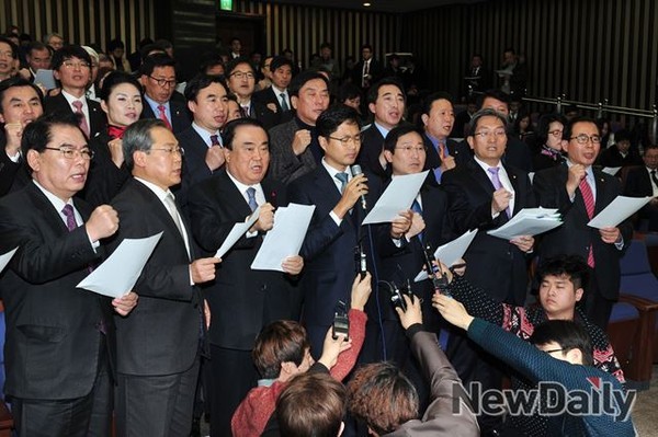 ▲ 새정치민주연합 문희상 비상대책위원장과 우윤근 원내대표를 비롯한 소속 의원들이 17일 오전 서울 여의도 국회에서 열린 새정치민주연합 비선실세-국정농단 청와대 외압규탄 비상의원총회에서 구호를 외치고 있다. ⓒ뉴데일리 이종현 기자