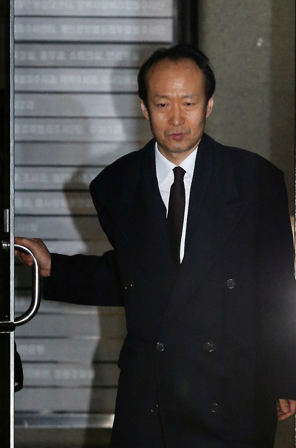 ▲ 12시간 검찰조사 받고 나오는 이재만 청와대 총무비서관. ⓒ조선일보 DB