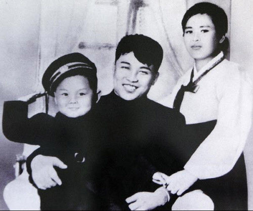 ▲ 김정일 김일성 김정숙(왼쪽부터). 김정숙은 1949년 31살로 죽었다.