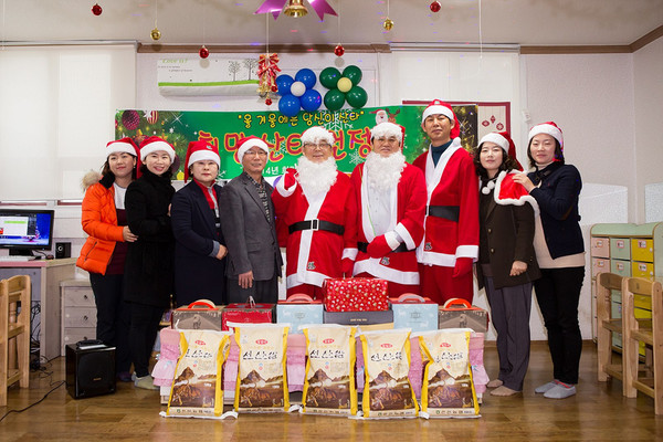 ▲ 구미시 남유진 시장을 비롯한 5개 기관장과 후원기관‧단체장이 비밀산타 릴레이 기념촬영을 하고 있다. ⓒ구미시 제공