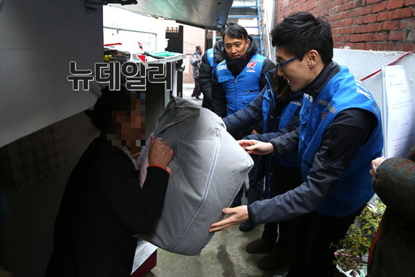 ▲ 한국프로축구연맹이 24일 서울 관악구 남현동 소재 독거노인 가정을 방문하여 겨울 난방 용품 설치 및 지원을 통해 따뜻한 정을 나눴다.ⓒ프로축구연맹