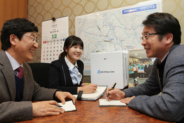 ▲ 서영길 교수(사진 오른쪽)가 권예지씨가 근무하는 형곡새마을금고를 방문해 인사담당자인 이동형 전무(52)와 추수지도를 위한 간담을 나누고 있다ⓒ 구미대 제공