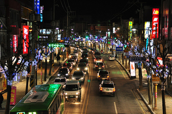 ▲ 김천의 중심상가인 평화상가로(김천역 앞)를 환하게 수놓은 가로수ⓒ 김천시 제공