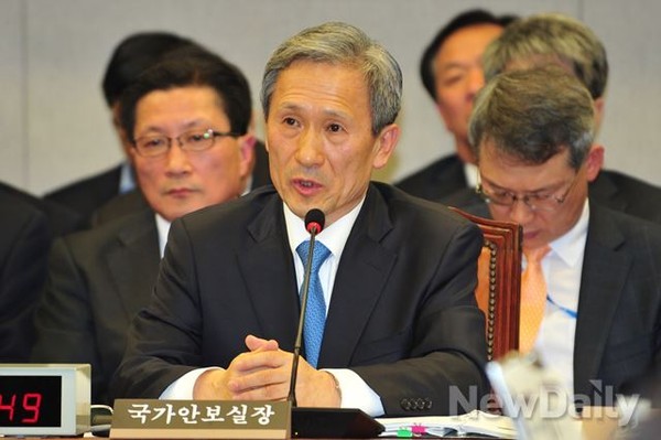 ▲ 김관진 국가안보실장이 국회 운영위에 출석해 의원들의 질문에 답변하고 있는 모습. ⓒ뉴데일리 DB