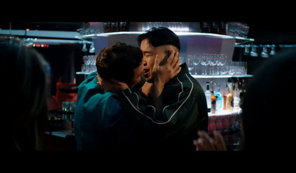 ▲ 영화 '인터뷰' 중 미국인과 술먹기 게임을 하던 '최고존엄'이 키스를 하고 있다. 북한에서 동성연애자는 '사형'이다. ⓒ영화 '인터뷰' 장면 캡쳐