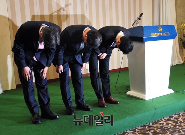 ▲  농협카드 부사장, 롯데카드 사장,  KB국민카드 사장이 20일 오전 서울 중구 코리아나 호텔에서 열린 기자회견에서 고개숙여 사죄하고 있다. ⓒ뉴데일리