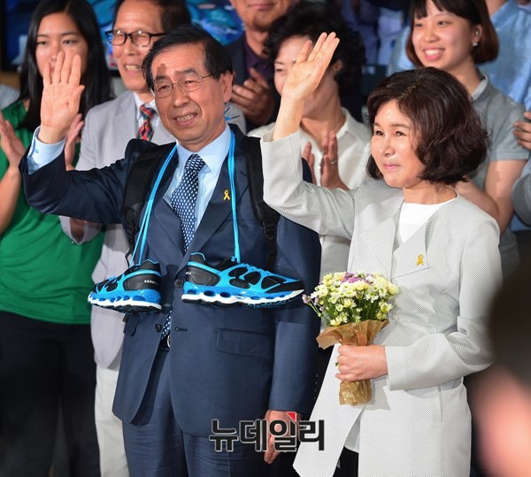 ▲ 새정치민주연합 박원순 서울시장 후보가 5일 자정이 조금 지난 시각 당선이 확실시 되자 박원순캠프에 모습을 보였다. 모여있던 지지자들에게 박수를 받으며 입장한 박 후보는 동행한 부인 강난희씨와 시민들의 축하를 받았다.ⓒ뉴데일리