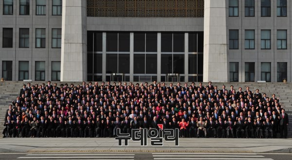 ▲ 3일 오후 국회 정현관 앞에서 19대 국회의원들이 제헌국회 이후 66년 만에 처음으로 단체 기념사진을 찍고 있다.ⓒ뉴데일리