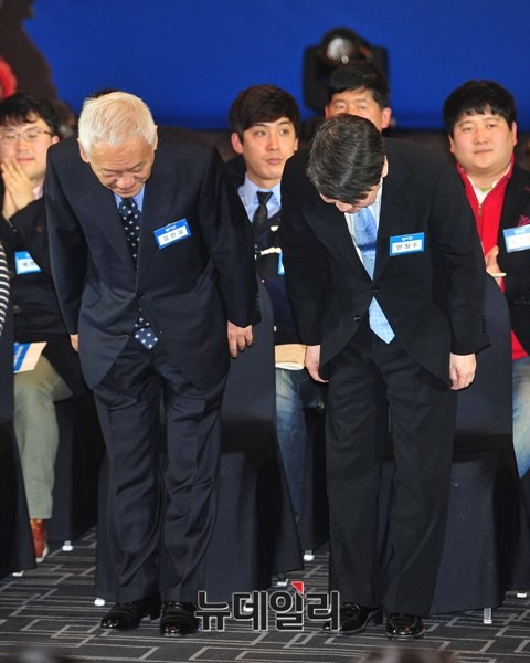 ▲ '새정치민주연합' 창당 발기인 대회에서 고개숙인 김한길-안철수. 새정치민주연합은 서울, 부산, 광주 등 6개 지역을 돌며 도당 창당대회를 열고, 26일 중앙당 창당 대회를 마친 뒤  통합야당으로 본격 출범했다.ⓒ뉴데일리