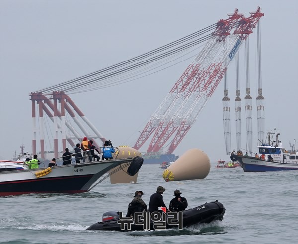▲ 세월호 침몰 사고 사흘째인 18일 사고인근 지역에는 대형크레인이 접근하고 대형공기주머니가 설치됐다. ⓒ뉴데일리