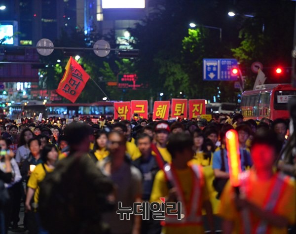 ▲ 세월호 추모 집회를 필두로 '박근혜 하야'를 주장하는 종친떼(종북-친북-떼촛불) 집회가 17일 오후 6시부터 청계광장에서 열렸다. 일부 과격 시위자들은 미리 준비해 온 장갑과 마스크를 착용하고 경찰 집기를 뺏는 등 과격한 행동을 보였다. ⓒ뉴데일리