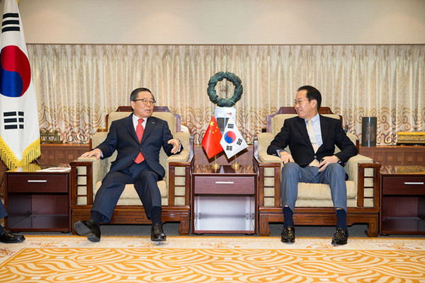 ▲ 권영세 주중 한국대사(오른쪽)과 면담하고 있는 남유진 시장(사진 왼쪽)ⓒ 구미시 제공